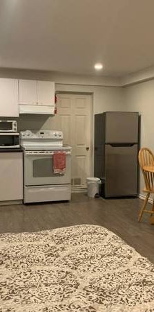 Furnished private bachelor suite. All included. Wi-Fi,laundry,Skytrain - Photo 1