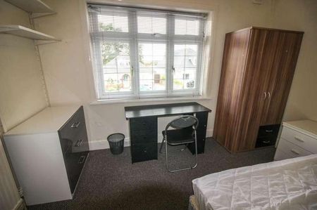 Bedroom Detached House In Winton, BH9 - Photo 2