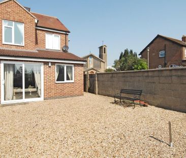 4 bedroom end of terrace house to rent - Photo 3