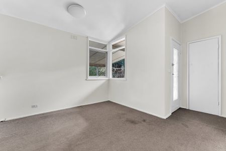Comfortable Family Home in Prime Glen Waverley Location - Photo 4