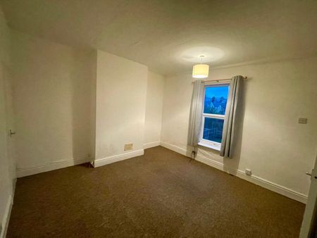 Discover the perfect rental opportunity on Slack Lane, Derby, DE22 3. This charming terraced house features two bedrooms, two bathrooms, a living room, a dining room, and fitted kitchen, complemented by a spacious rear garden. Located close to the city centre, schools and local amenities, university - Photo 4