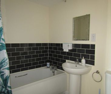 2 bed Apartment - To Let - Photo 6