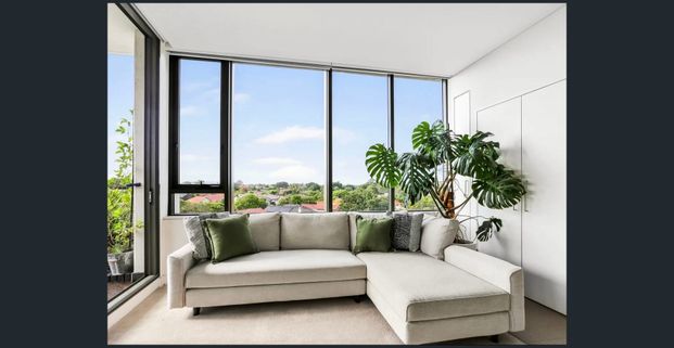 Private rental! Stylish modern apartment with Rare unobstructed District views - Photo 1