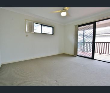 Spacious Townhouse with Private Courtyard - Photo 2