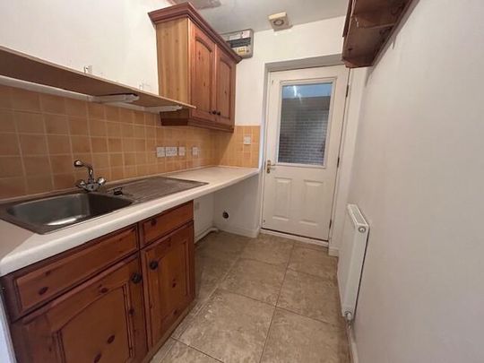 4 bedroom link detached house to rent - Photo 1