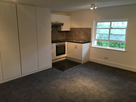 Studio Flat, Victoria Way, SE7 - Photo 2