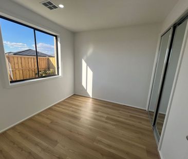 42 Camfield Crescent, Mambourin, VIC 3024 - Photo 4