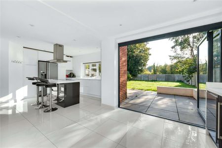 A four bedroom family home set in a popular road - Photo 5