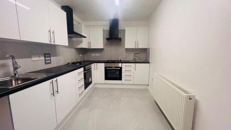 4 bedroom flat to rent - Photo 2