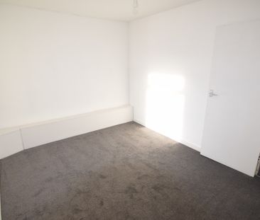 To Let 1 Bed Flat - Photo 1