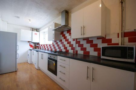 3 bedroom flat to rent - Photo 5