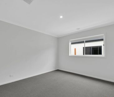 4 Bedrooms House with Convenient Access to Amenities in Wyndham Vale - Photo 2