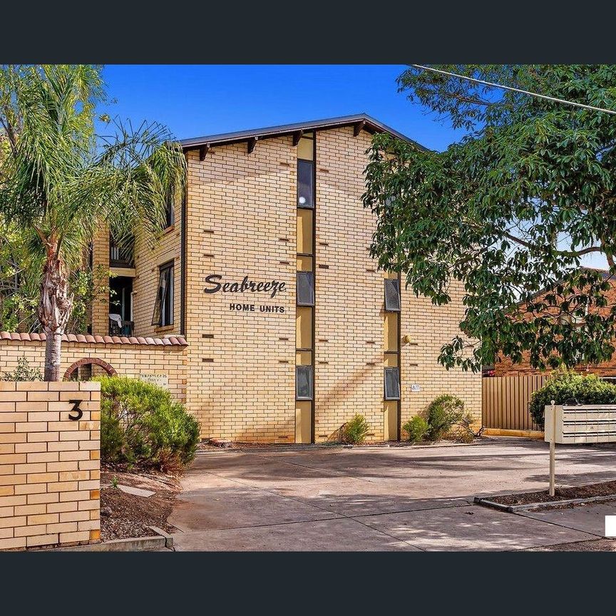 Stylish Coastal Retreat – Enjoy the perfect blend of beachside living and urban convenience. - Photo 1