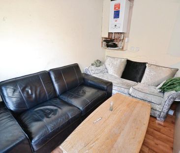 4 bedroom end of terrace house to rent - Photo 1