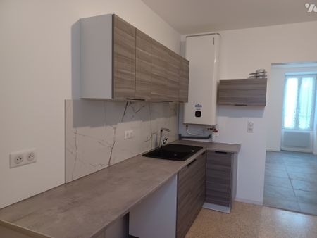 A 2 pas des commerces et à proximité de la gare de Bréval. Appartement de 2 pièces en duplex. - Photo 4