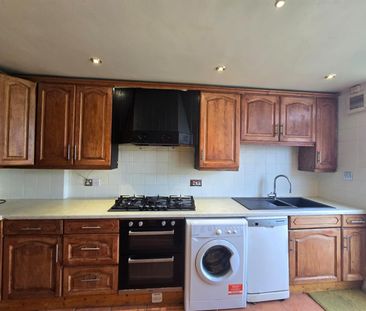 Westmoor Gardens, Enfield EN3, London - Photo 1