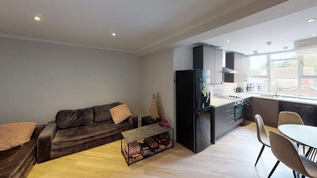 4 bedroom flat to rent - Photo 1