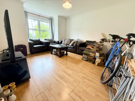 2 Bed Flat, Bedford Hill, SW12 - Photo 2