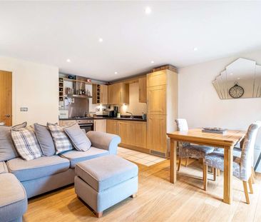 A bright one bedroom flat with a private balcony and underground pa... - Photo 4