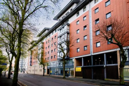 Extra Large Ensuite: Three Bed Flat - Photo 5