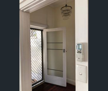 Ashford Art Deco 2-Bedroom Unit in Quiet, Tree-Lined Street with Po... - Photo 3