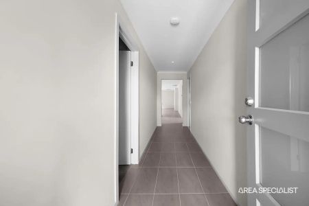 “✨ Modern 4-Bedroom Family Home in a Prime Pakenham Location” - Photo 4