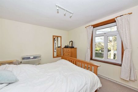 A spacious three bedroom end of terrace cottage, located in Cookham village with off street parking. - Photo 4