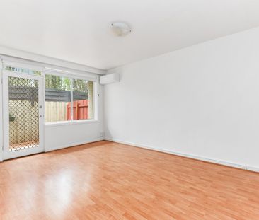 Ground Floor Two-Bedroom Apartment with Spacious Courtyard – Prime ... - Photo 6