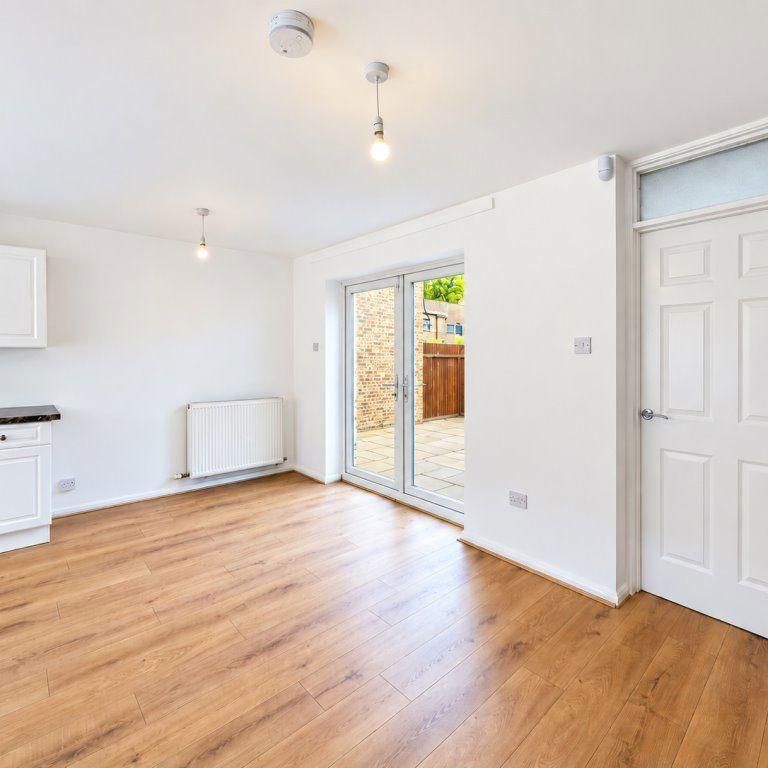 4 bedroom terraced house to rent - Photo 1