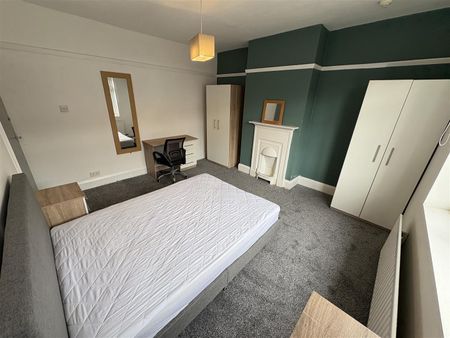 Estcourt Avenue, Headingley, LS6 3ET, Leeds - Photo 2