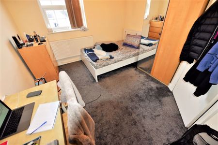 2 bedroom Flat in Raglan Road, Leeds - Photo 4