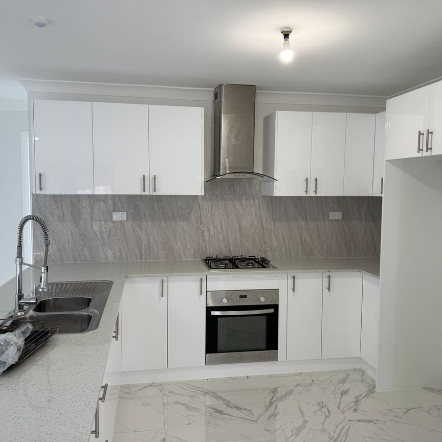 4 Bedrooms house FRESHLY PAINTED - Photo 1