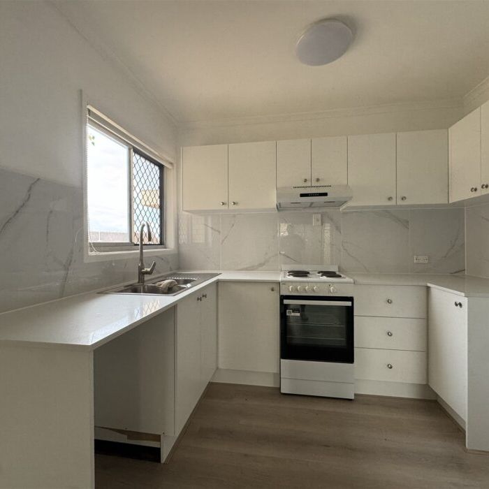 Newly Renovated with New Flooring, New Kitchen, New Bathroom & The Unit is in the Heart of Macgregor with All the Convenience at Doorstep. - Photo 1