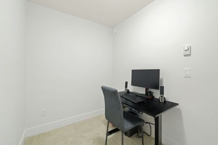 Beautiful 3 Bed and Den Corner Unit Townhouse in South Surrey - Photo 2