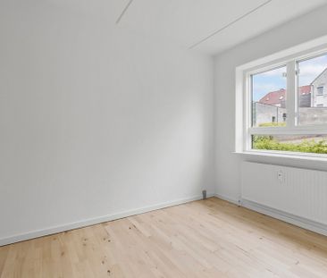 Centralt beliggenhed, med gratis parkering samt hyggeligt gårdmiljø. - Photo 4