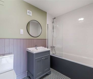 A beautifully finished cottage in the heart of Hamptworth. - Photo 4