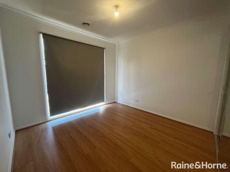 11 Regent Close, Burnside Heights, VIC 3023 - Photo 2