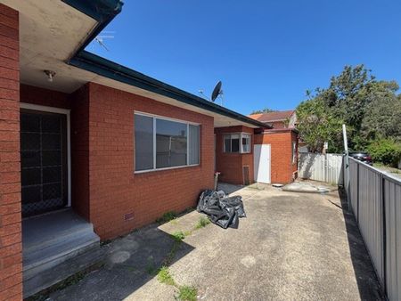 CENTRAL LOCATION ! - Photo 2
