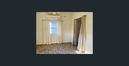 3 Bedroom Home - Enclosed yard - Photo 2