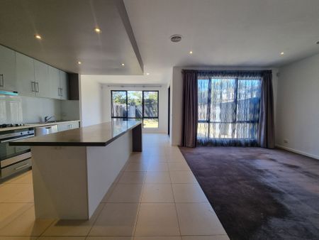 3 Bedroom Townhouse Walk to Westall Station - Photo 2