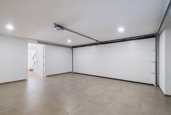 Moradia T6 de arquitetura moderna inserida no Golfe de Oeiras