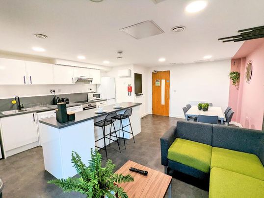 1 bedroom in a house share to rent - Photo 1