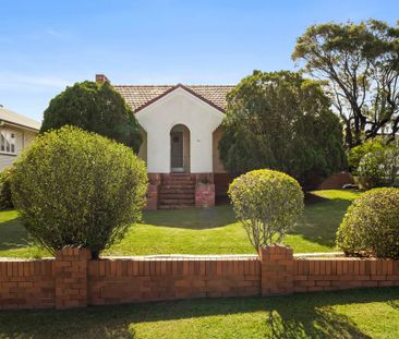 Character-Filled Home with Lush Green Surrounds - Garden Maintenanc... - Photo 2