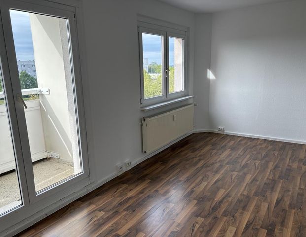 Rent now – pay less! Affordable 3-room apartment with balcony! - Photo 1