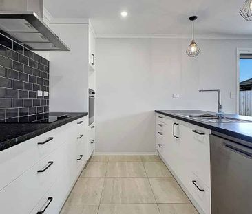 Large family home with huge backyard for the kids. - Photo 3