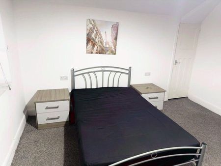 1 bedroom in a flat share to rent - Photo 3