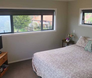 Stunning Three Bedroom Townhouse, Hamilton East Location - Photo 2