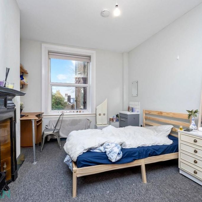 6 bedroom semi-detached house to rent - Photo 1