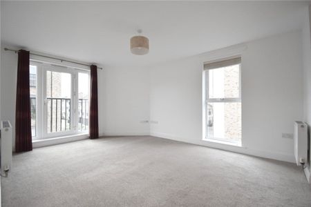Well presented 1 bedroom, second floor apartment located just off Milton Road offering excellent access to the City and Science Parks. GCH. Phone entry system. Allocated parking. Unfurnished. - Photo 2