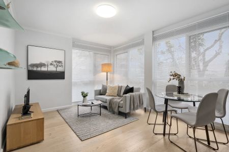 Bright and Modern Apartment Next to Fawkner Park! - Photo 4